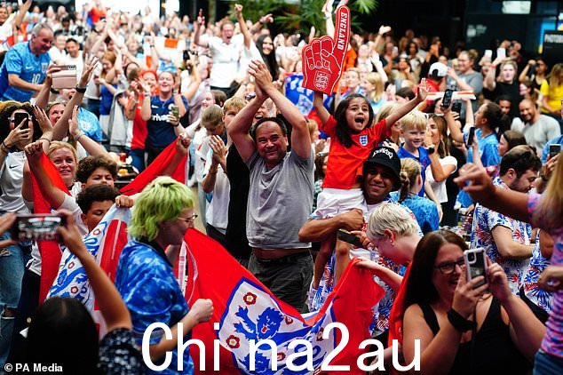 英格兰球迷在放映 2023 年 FIFA 女足世界杯半决赛后庆祝