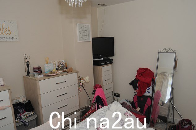 墙上挂着两幅带框的印有让人感觉良好的标语,例如“像钻石一样闪耀”和“无论你走到哪里,都闪闪发光”