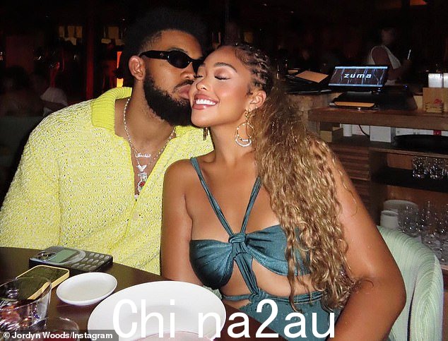 情侣之旅:伍兹(右)的西班牙之旅是在她与男友、NBA 球员卡尔·安东尼·唐斯(左)在米科诺斯岛度过浪漫假期几周后进行的
