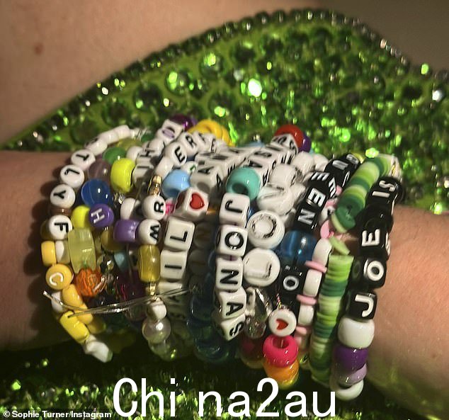 搞笑!周末,乔的妻子索菲·特纳 (Sophie Turner) 摇着定制的“乔先生”戏弄了她的丈夫。 Perfectly Fine' — 这恰好是他前女友 Taylor Swift 的一首歌