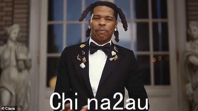 Lil Baby,最终出生为多米尼克·阿玛尼·琼斯当 Ciara 完成歌曲的第一段副歌时,她加入了她,说唱歌手穿着一件燕尾服,上面有几个别针” class=