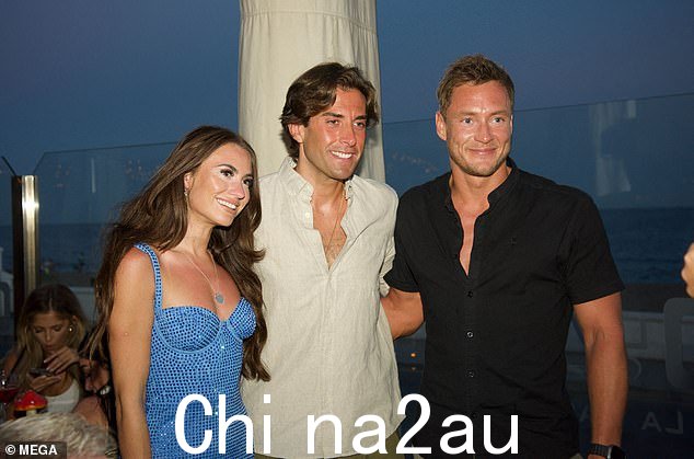 迷人:Arg 与另一对夫妇合影,他们看起来很高兴与明星合影