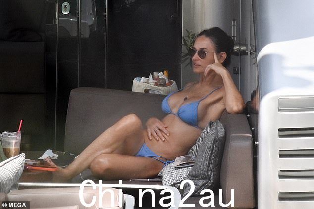 沐浴阳光:Demi 一直在与她的朋友 Andreas 和 Athanasia Steggos 在他们的豪华游艇上度过时光