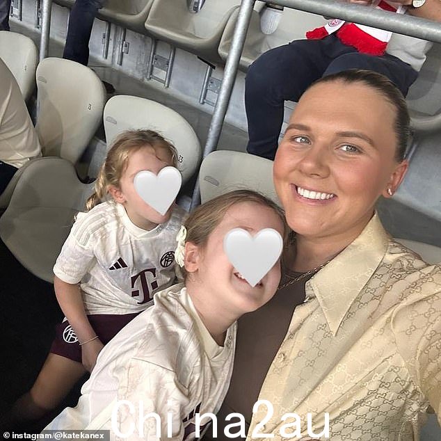 凯恩的长期伴侣还分享了一张她与女儿艾薇和薇薇安一起的自拍照