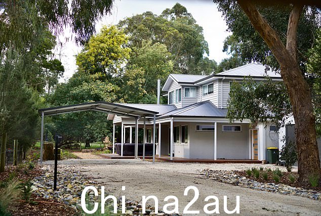 现在臭名昭著的午餐发生的 Leongatha 家