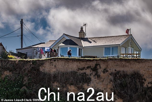 安吉仍然和她的狗幸福地住在这所房子里,并声称她几乎没有注意到她被警告的侵蚀的影响