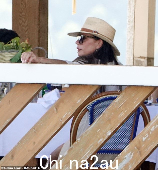 玩得开心吗?家庭郊游时,维多利亚戴着草帽和超大墨镜遮挡阳光