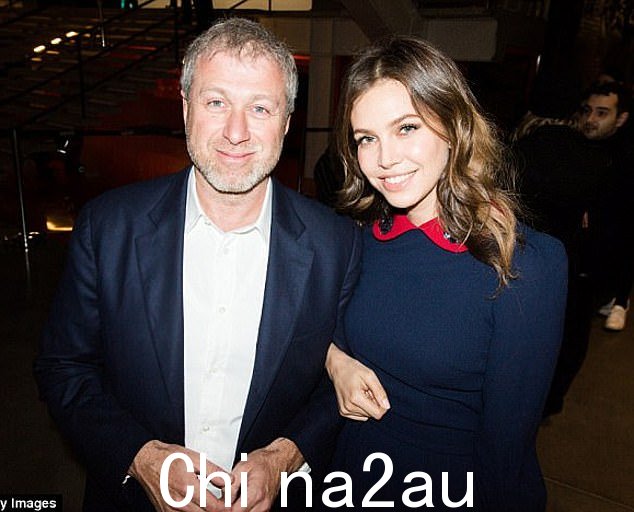 女儿:这次关注的焦点不仅是默多克,还有他迷人的黑发女友,她的名媛大女儿达莎(右)曾与罗曼·阿布拉莫维奇(左)结婚