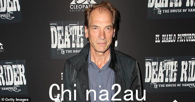 朱利安·桑兹 (Julian Sands) 拍摄了 2021 年在洛杉矶举行的《死亡骑士:吸血鬼之家》首映式