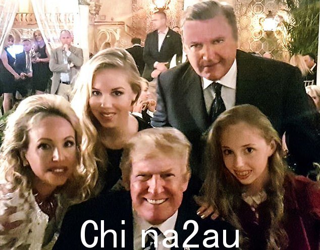 卡米拉的联系人和朋友中有唐纳德·特朗普总统(如图,与她的两个女儿和丈夫)