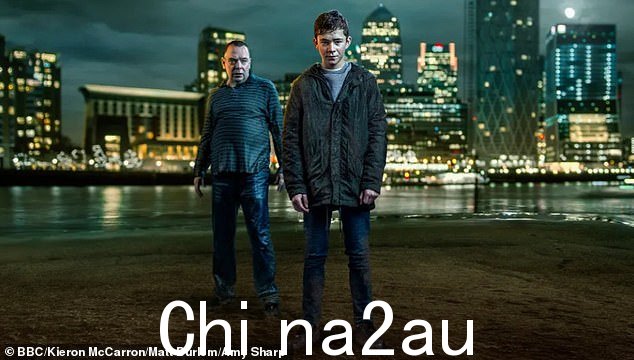水中之死:为了纪念 2020 年《伦敦东区》成立 35 周年,该肥皂剧播出了一周戏剧性的闪回剧集,导致丹尼斯·里克曼死亡