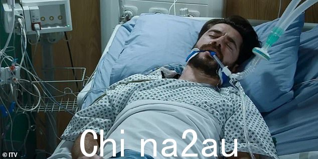 看起来很眼熟?大约在同一时间,亚当·巴洛 (Adam Barlow) 在科里鹅卵石路上遭到一名神秘袭击者的袭击,他在医院里为生命而战