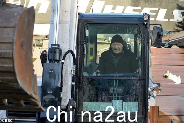 令人震惊:早在 2016 年,菲尔·米切尔 (Phil Mitchell) 在酒精引起的雾霾中劫持了一台挖掘机,在艾伯特广场引发了混乱