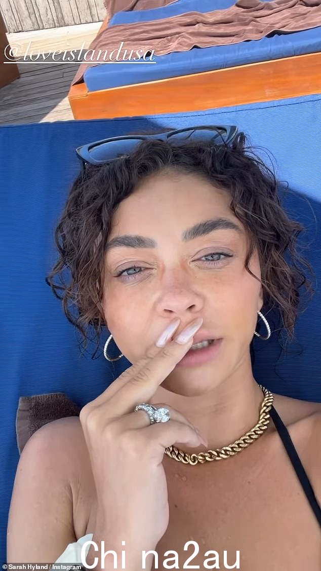 激动人心:演出结束后,爱情岛主持人莎拉·海兰 (Sarah Hyland) 在斯科特准备进入别墅时暗示了戏剧性的场景