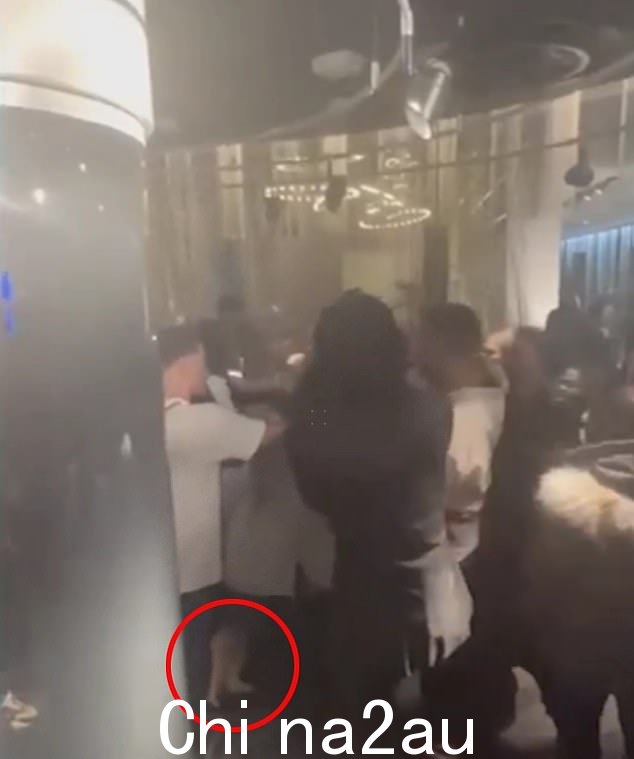 战斗之夜?据称,2022 年 4 月的一次晚上,克洛伊还向她的《TOWIE》搭档埃拉·雷·怀斯 (Ella Rae Wise) 发生争吵,并向她扔了冰桶。克洛伊被保安按在地板上,她的白色靴子在人群中清晰可见(如图)。 =