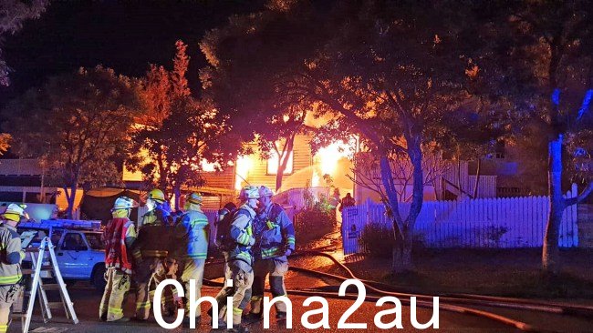 一场毁灭性的大火烧毁了三栋房屋，导致一名男子伤势严重住院。布里斯班郊区霍桑。图片：提供。