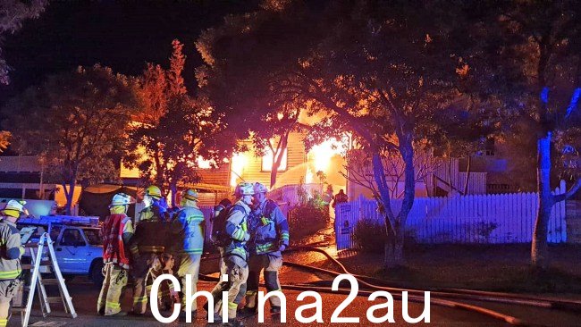 一场毁灭性的大火烧毁了三栋房屋,导致一名男子伤势严重住院。布里斯班郊区霍桑。图片:提供。