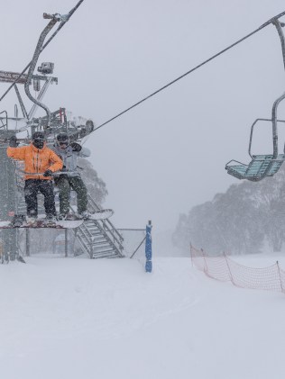 滑雪缆车通常帮助单板滑雪者和滑雪者到达他们的斜坡。图片：Thredbo 滑雪场。