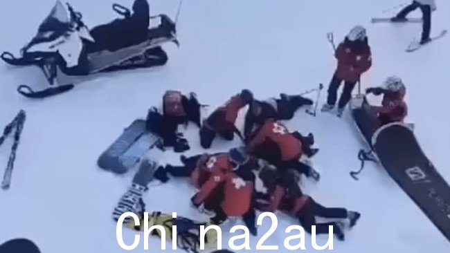 医疗人员评估跌倒时受伤的程度。图片:Twitter