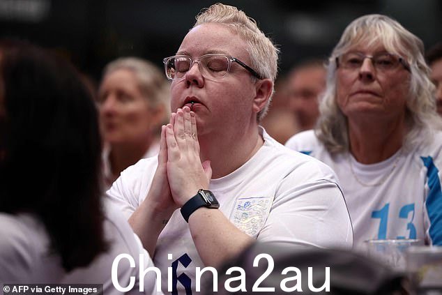 英格兰球迷祈祷进球能够让母狮队的世界杯梦想继续下去