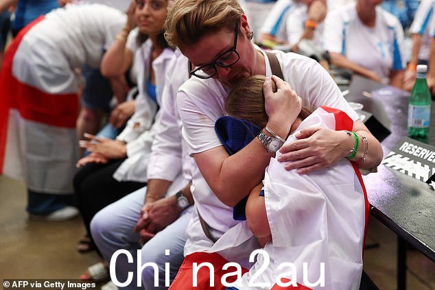 终场哨声响起,球迷们双手抱头,泪流满面,家长们安慰小孩子