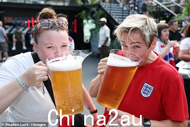 啤酒我们出发!英格兰球迷从周日一早就开始喝酒,英国人则在酒吧里挤满了人,准备参加决赛