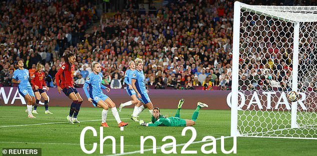 英格兰球员观看西班牙选手奥尔加·卡莫纳在世界杯决赛中首开纪录