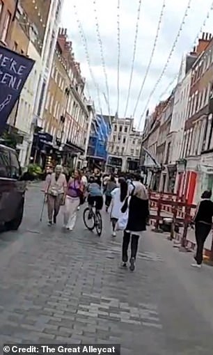 他们还蜿蜒穿过步行区,撞上了几个毫无戒心的受害者