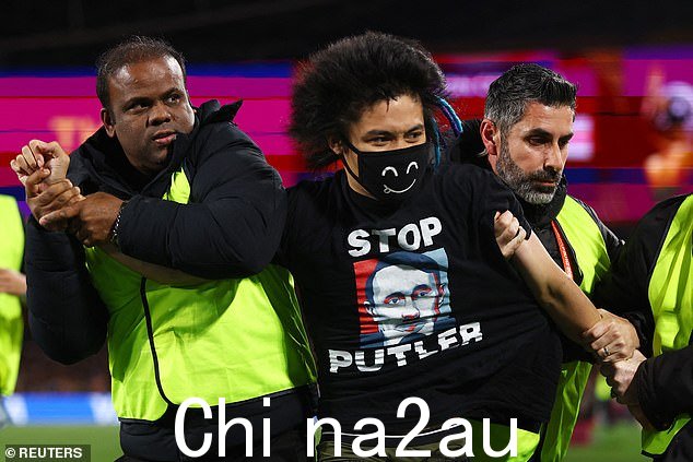 一名反普京球场入侵者设法扰乱了周日女足世界杯决赛的比赛