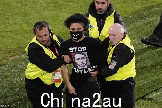 抗议者被几名穿着足球鞋的管家迅速护送离开球场