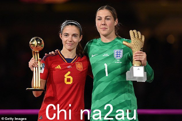周日决赛后,Earps 与 La Roja 的金球奖得主 Aitana Bonmati 合影