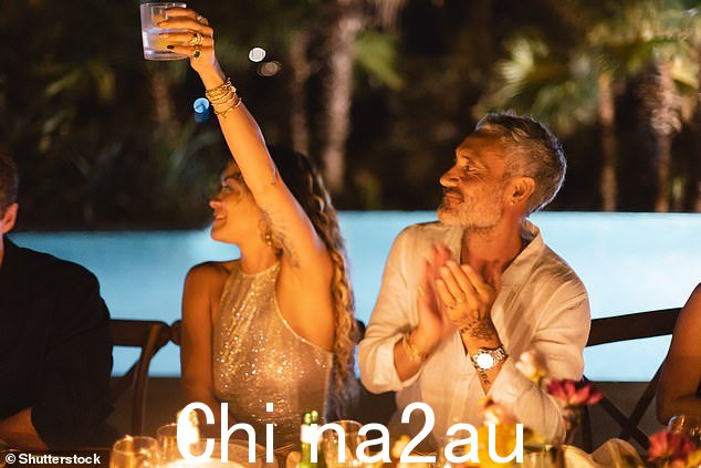 自下而上!这对夫妇听了其中一场演讲,Rita 举起了酒杯