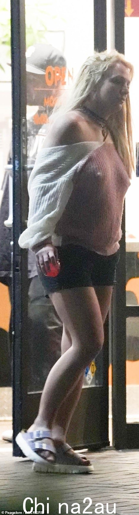 安全详细信息:她和她的保安一起吃宵夜