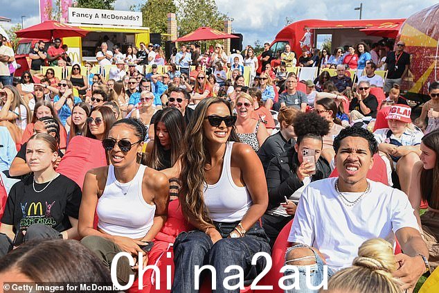 支持:玛雅·贾玛 (Maya Jama) 与球迷一起观看女足世界杯决赛,而杰里·霍纳 (Geri Horner) 和艾玛·邦顿 (Emma Bunton) 带领明星支持英格兰母狮队,传递好运信息