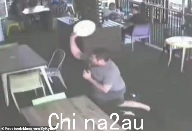 闭路电视录像显示,这名男子拿起一个盘子,然后把它扔到柜台上,然后在第二顿饭上做同样的事情