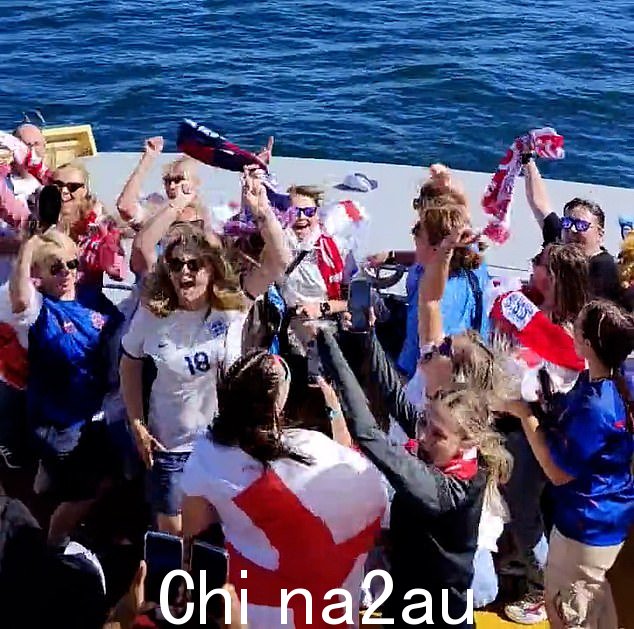 英格兰球迷在澳大利亚悉尼的这艘船上兴高采烈