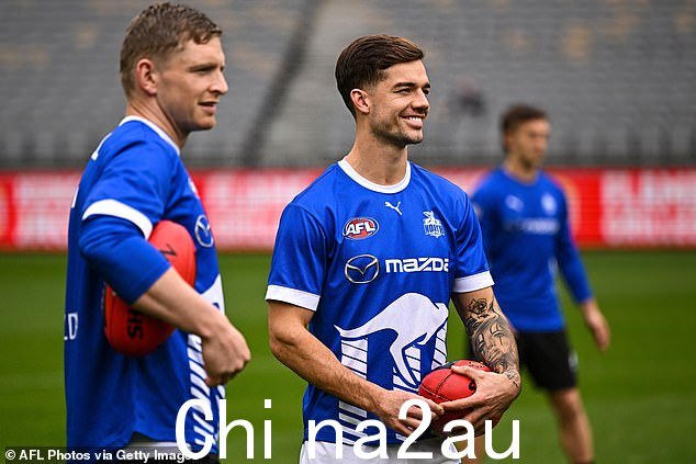Kangaroos 联合队长 Jy Simpkin(右)表示 Zeibell(左)在试图帮助一名在场外发生轻微扭打的队友时遭到袭击
