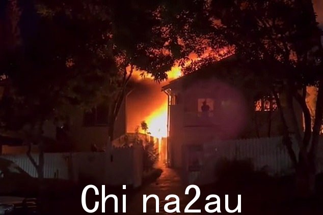 一场“猛烈”的房屋火灾吞没了布里斯班霍桑福布斯街的三所房屋,并将另外两名男子送往医院,一名男子在医院死亡(如图)