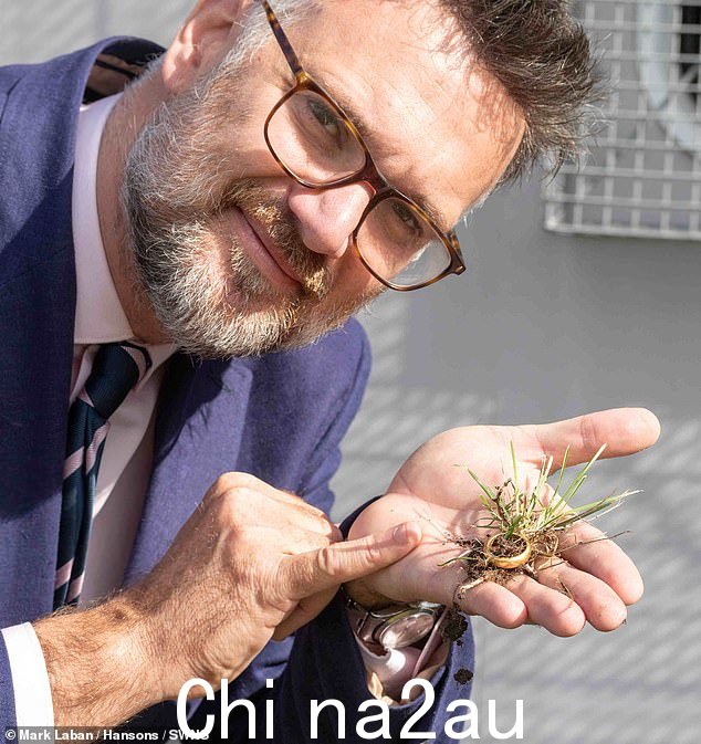 Charles Hanson,Hansons Auctioneers 的所有者,与 16 世纪的花戒指合影