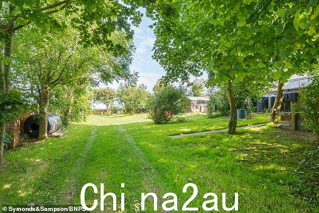 只能沿着 4x4 车的泥泞农场小道进入小屋