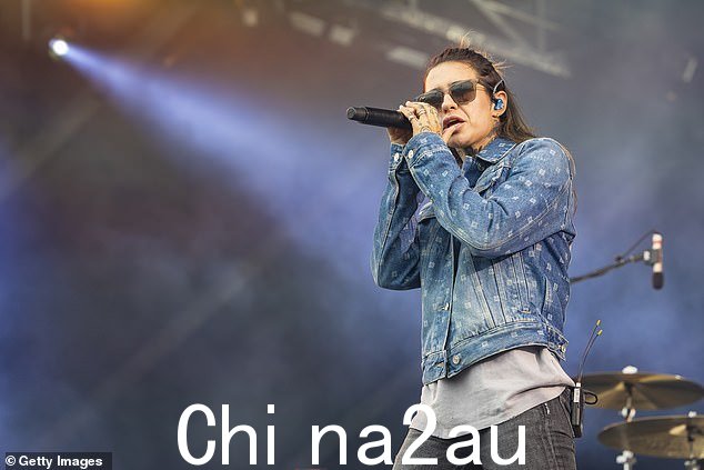 '好朋友':凯尔最近告诉 TMZ,她和表演者只是“好朋友”;本月早些时候,摩根出现在魁北克的舞台上