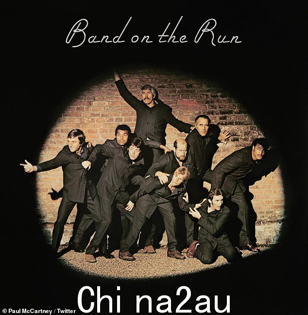 回忆:保罗补充道:“他出现在《封面》的封面上” Band on the Run' 作为主打歌中的逃犯之一'