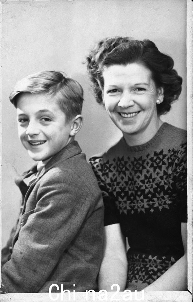 Michael Parkinson(左)和他的母亲 Freda Parkinson(右)合影