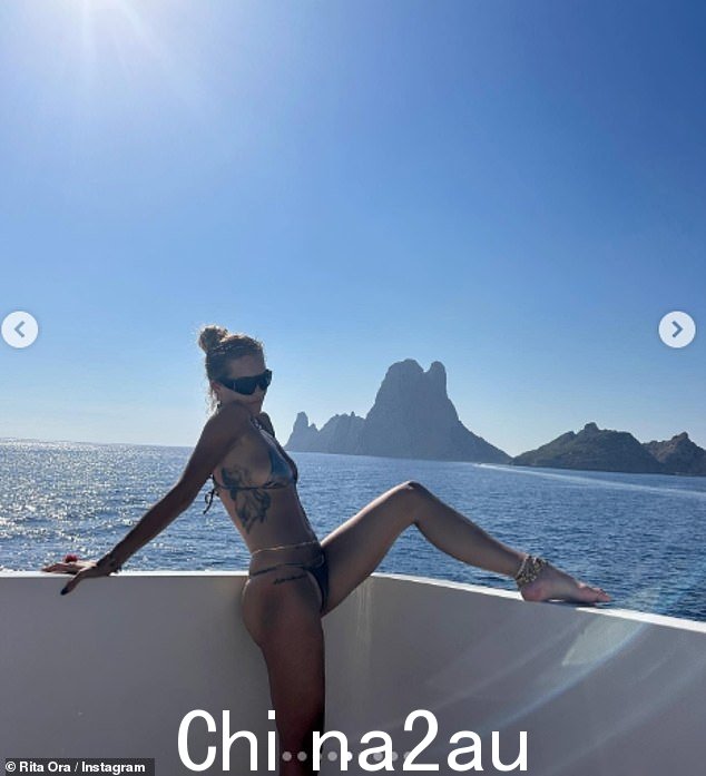 工作吧!丽塔 (Rita) 摆出了一场风暴的姿势,展示了她的各种墨迹和长腿