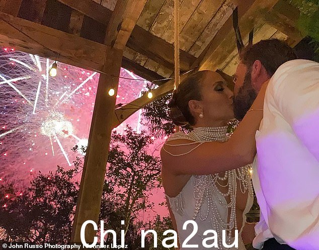 确实是烟花!这对原名“本尼弗”的夫妇实际上于 2022 年 7 月 16 日在内华达州克拉克县获得了结婚证,然后在拉斯维加斯大道上的小白色婚礼教堂私奔