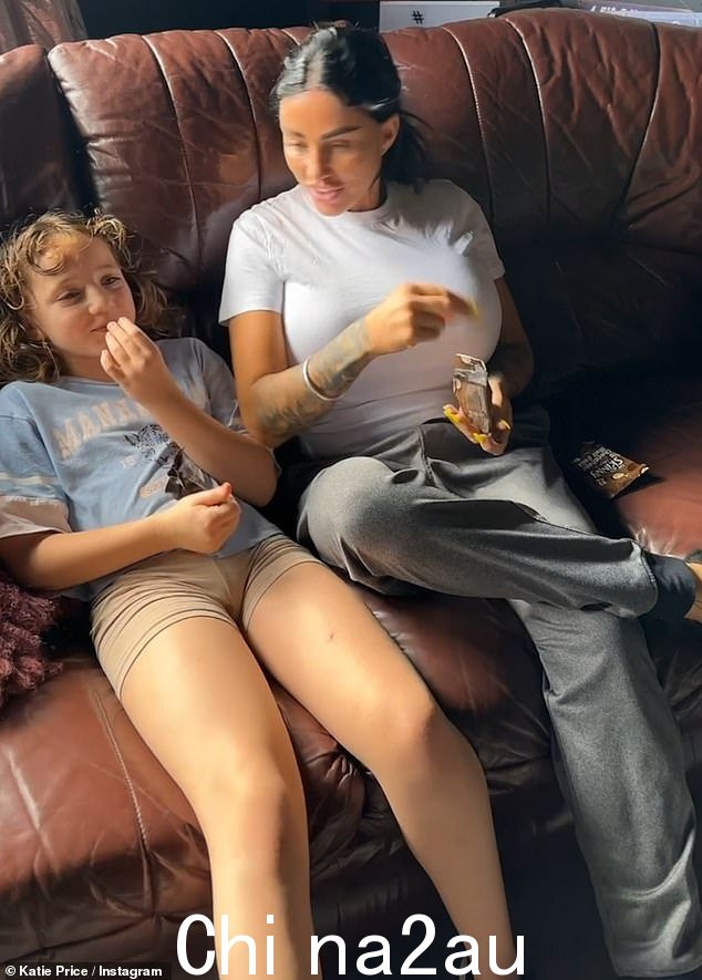 谴责:视频中她九岁的女儿 Bunny 加入了她的减肥食品,因为可以看到她正在吃蛋白质卷和零卡路里蛋黄酱