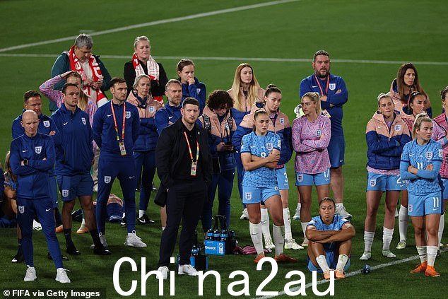 女足世界杯决赛 0-1 输给西班牙后,萨琳娜·韦格曼的队员们一脸沮丧