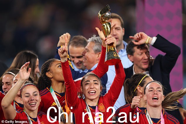 西班牙球星奥尔加·卡莫纳在对阵英格兰的上半场进球后庆祝女足世界杯奖杯
