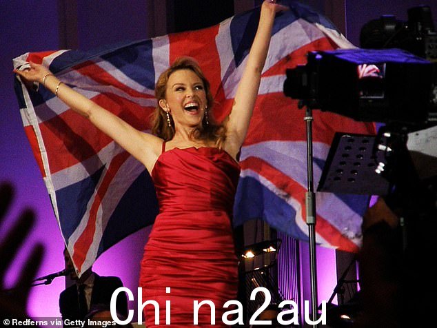 同时,凯莉·米洛 (Kylie Minogue) 在她支持英格兰母狮队的视频被分享到社交媒体