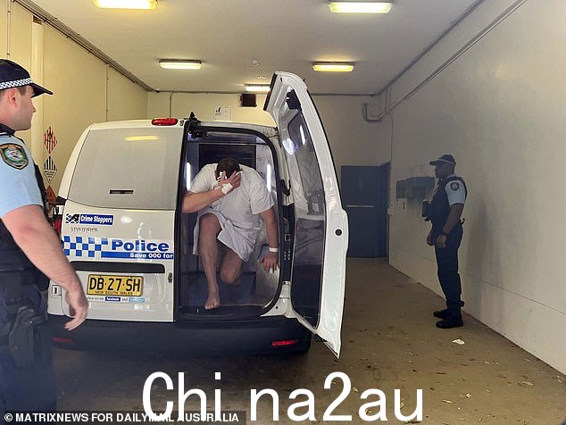 汤姆森出院后于周二抵达城堡山警察局